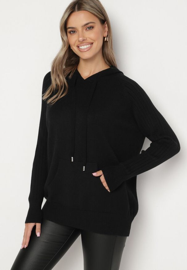 Born2be - Czarny Sweter z Kapturem i Kieszenią z Domieszką Kaszmiru Neriele. Okazja: na co dzień. Typ kołnierza: kaptur. Kolor: czarny. Materiał: kaszmir. Wzór: aplikacja. Styl: casual