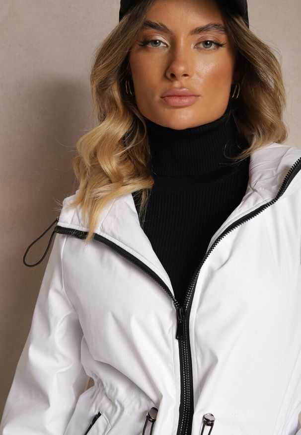 Renee - Biała Kurtka Typu Parka ze Ściągaczem w Talii z Kapturem i Kieszeniami Daroma. Okazja: na co dzień, na spacer. Typ kołnierza: kaptur. Kolor: biały. Styl: casual, elegancki
