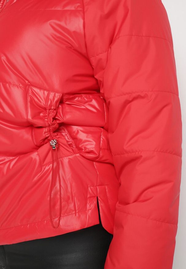 Born2be - Czerwona Pikowana Kurtka o Pudełkowym Kroju z Szerokim Kołnierzem Evindas. Okazja: na spotkanie biznesowe, do pracy. Kolor: czerwony. Materiał: jeans, materiał. Styl: elegancki, biznesowy, klasyczny