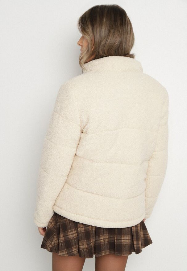 Born2be - Beżowa Futrzana Kurtka Pikowana w Stylu Baranka Olettana. Okazja: na co dzień. Kolor: beżowy. Materiał: futro. Styl: casual