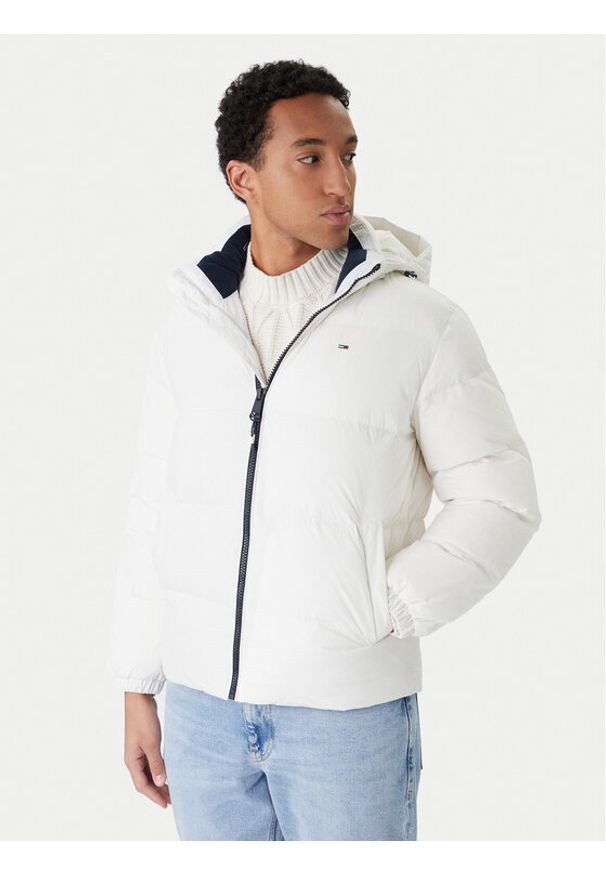 Tommy Jeans Kurtka puchowa Essential DM0DM19786 Biały Regular Fit. Kolor: biały. Materiał: syntetyk