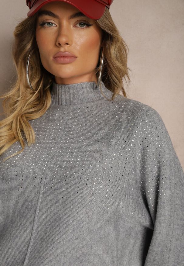 Renee - Jasnoszary Golf o Kroju Oversize z Eleganckim Cyrkoniowym Zdobieniem przy Dekolcie Melirra. Okazja: na co dzień. Typ kołnierza: golf. Kolor: szary. Wzór: aplikacja. Styl: elegancki