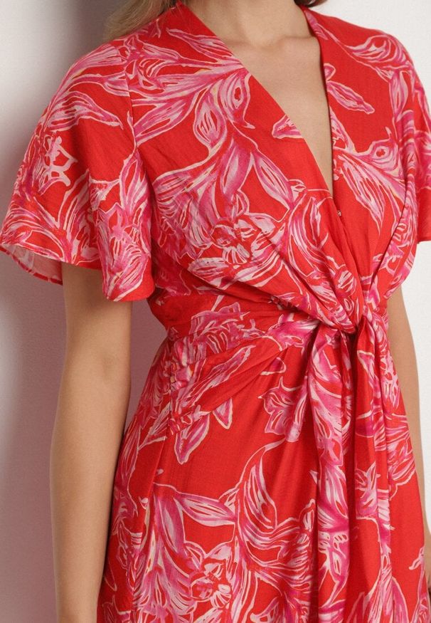 Born2be - Czerwona Sukienka z Wiskozy w Abstrakcyjny Wzór Lunalisa. Okazja: na co dzień. Kolor: czerwony. Materiał: wiskoza. Styl: klasyczny, elegancki, casual