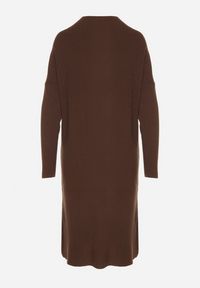 Born2be - Brązowa Sweterkowa Sukienka z Wiskozą i Broszką Tinarrea. Okazja: do pracy, na spacer. Kolor: brązowy. Materiał: wiskoza. Wzór: aplikacja. Typ sukienki: sportowe. Styl: klasyczny, sportowy #2