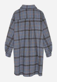 Born2be - Niebieska Koszula Oversize w Kratę z Przedłużonym Tyłem Sulicella. Okazja: na co dzień. Typ kołnierza: kołnierzyk klasyczny. Kolor: niebieski. Materiał: jeans, dzianina. Długość rękawa: długi rękaw. Długość: długie. Styl: klasyczny, casual #6