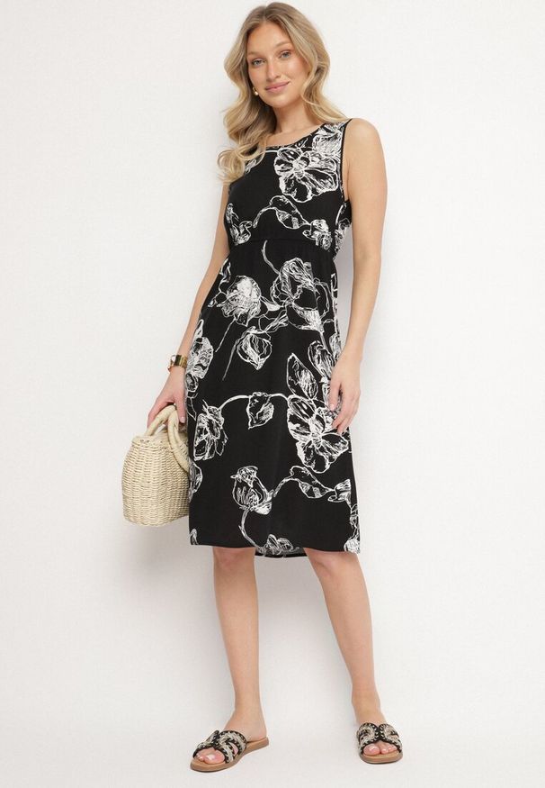 Born2be - Czarna Sukienka w Kwiaty o Rozkloszowanym Kroju z Gumką w Talii Neleldi. Okazja: na co dzień. Typ kołnierza: dekolt w serek. Kolor: czarny. Materiał: jeans. Długość rękawa: na ramiączkach. Wzór: kwiaty. Styl: casual, elegancki