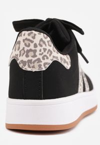 Renee - Czarno-Panterkowe Sneakersy na Niskiej Platformie z Naszywkami Flordexia. Okazja: na co dzień. Zapięcie: pasek. Kolor: czarny. Materiał: jeans. Wzór: aplikacja. Obcas: na platformie #5