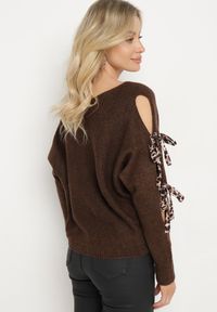 Born2be - Brązowy Sweter z Moherem o Nietoperzowym Kroju z Ozdobnymi Wiązaniami w Panterkę Semiri. Okazja: na co dzień. Typ kołnierza: dekolt w łódkę. Kolor: brązowy. Materiał: moher. Długość rękawa: długi rękaw. Długość: długie. Wzór: motyw zwierzęcy. Styl: glamour, casual, elegancki #3