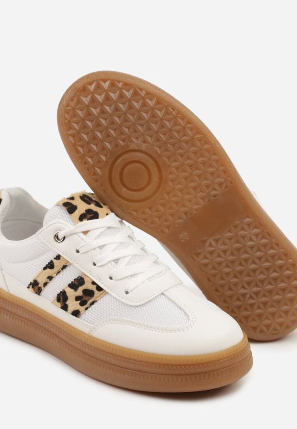 Renee - Białe Panterkowe Sneakersy Kultowe Tenisówki z Ozdobnymi Paskami Tenavellea. Zapięcie: pasek. Kolor: biały. Materiał: jeans. Szerokość cholewki: normalna. Obcas: na płaskiej podeszwie
