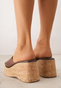 Born2be - Brązowe Klapki VICES z Kwadratowym Noskiem na Koturnie z Imitacji Korka Cordereida. Okazja: na co dzień. Kolor: brązowy. Materiał: jeans, len. Wzór: haft. Sezon: lato. Obcas: na koturnie. Styl: casual #8