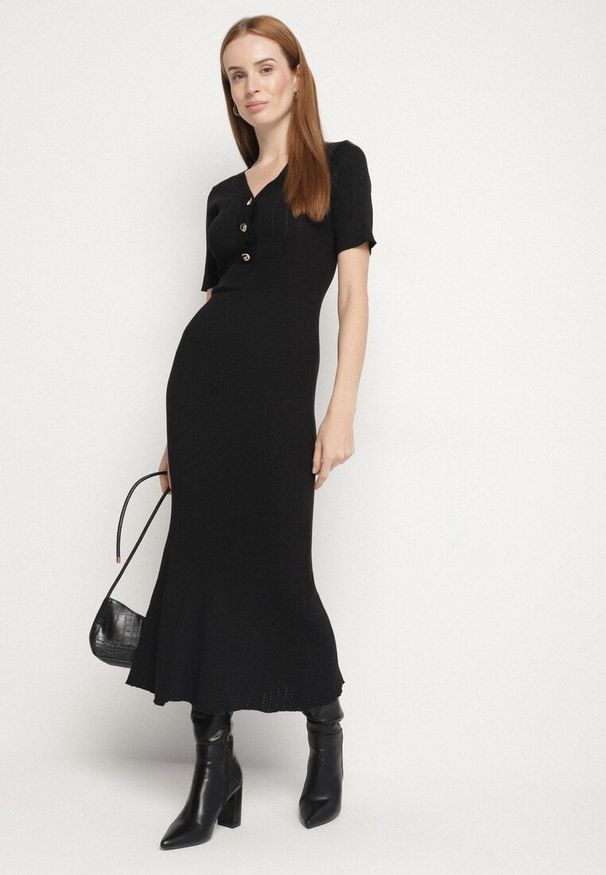 Born2be - Czarna Dzianinowa Sukienka z Wiskozą o Taliowanym Kroju z Guzikami Fenallea. Okazja: do pracy, na spotkanie biznesowe. Kolor: czarny. Materiał: wiskoza, dzianina. Styl: elegancki, biznesowy