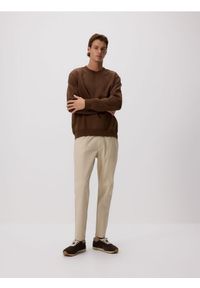 Reserved - Spodnie jogger slim - złamana biel. Materiał: tkanina, bawełna