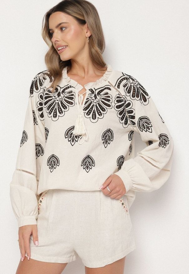Born2be - Beżowa Bawełniana Bluzka ze Wzorem Boho Nilowena. Okazja: na co dzień. Kolor: beżowy. Materiał: bawełna. Wzór: aplikacja. Styl: boho
