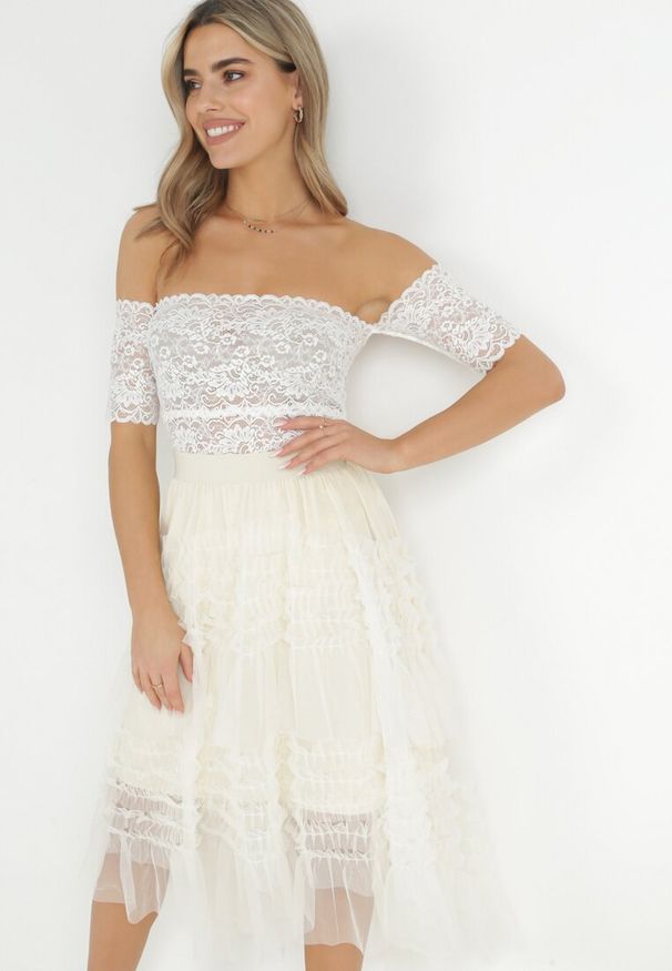 Born2be - Beżowa Rozkloszowana Spódnica z Falbankami Warda. Kolor: beżowy. Wzór: aplikacja