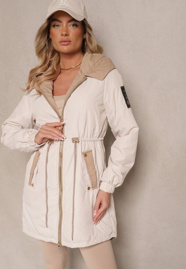 Renee - Jasnobeżowa Kurtka o Kroju Parki z Kapturem i Ściągaczem w Talii Zizana. Okazja: na co dzień. Typ kołnierza: kaptur. Kolor: beżowy. Materiał: jeans. Wzór: ażurowy. Styl: klasyczny, elegancki, casual