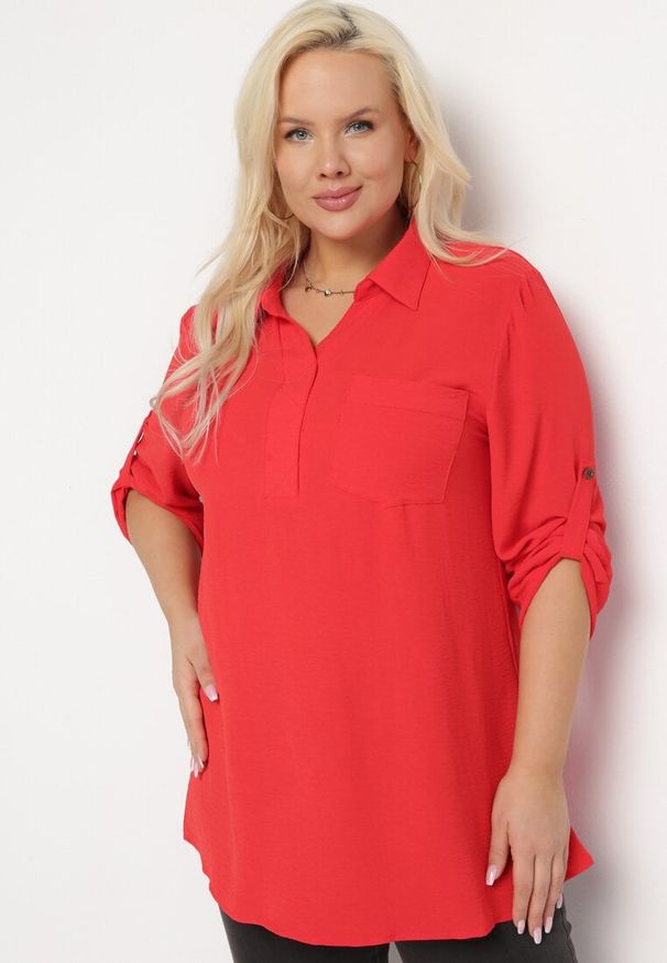Born2be - Czerwona Bluzka Koszulowa z Kołnierzykiem i Wsuwaną Kieszonką Tafeta. Kolor: czerwony. Materiał: jeans. Długość rękawa: długi rękaw. Długość: długie. Styl: klasyczny, elegancki