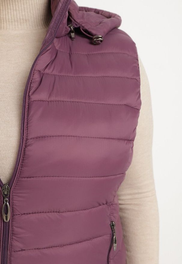 Born2be - Fioletowa Pikowana Kamizelka z Odpinanym Kapturem o Taliowanym Kroju Tinvalia. Okazja: na co dzień. Kolekcja: plus size. Kolor: fioletowy. Materiał: jeans. Styl: klasyczny, casual