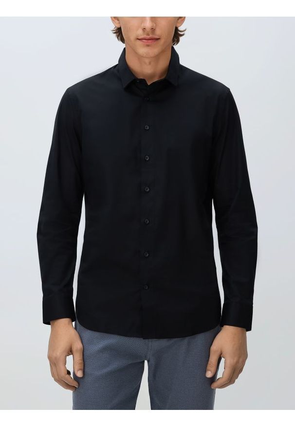 Reserved - Gładka koszula slim fit - czarny. Kolor: czarny. Materiał: bawełna, tkanina. Wzór: gładki