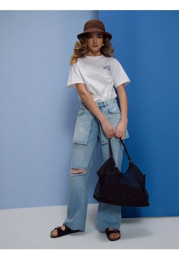 Sinsay - Bawełniana koszulka z nadrukiem na plecach - biały. Kolor: biały. Materiał: bawełna. Wzór: nadruk