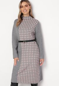 Born2be - Ciemnoszara Sukienka o Pudełkowym Kroju z Półgolfem i Geometrycznym Wzorem Karbisa. Kolor: szary. Wzór: geometria. Styl: klasyczny #3