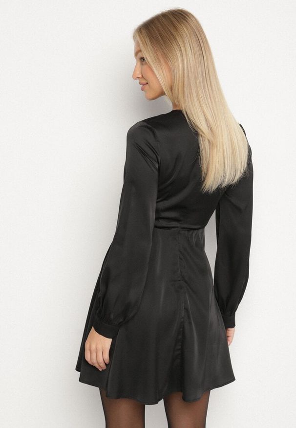 Born2be - Czarna Satynowa Sukienka VICES z Kopertowym Dekoltem i Bufiastymi Rękawami Nivita. Okazja: na randkę, na ślub cywilny, na wesele. Typ kołnierza: dekolt w serek, dekolt kopertowy. Kolor: czarny. Materiał: satyna. Typ sukienki: kopertowe. Styl: klasyczny, elegancki