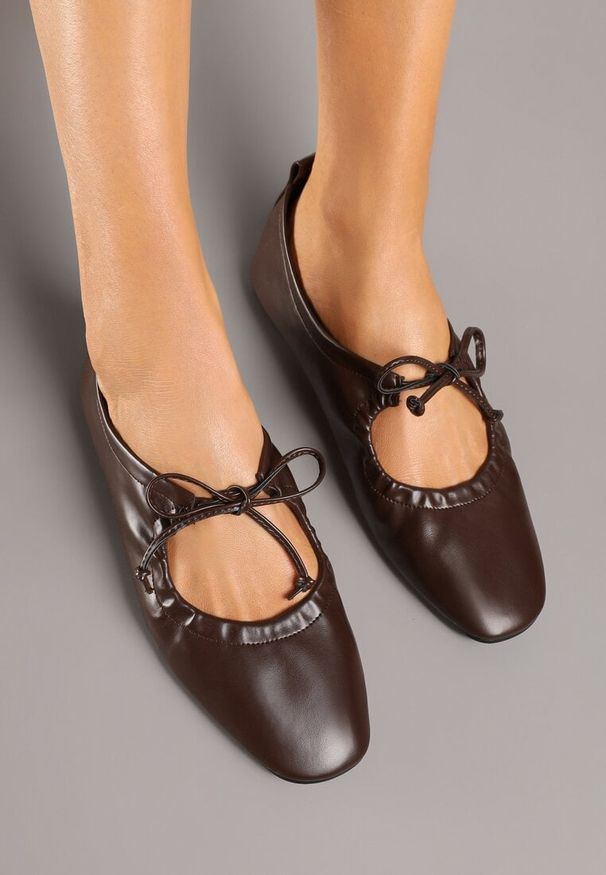 Born2be - Brązowe Balerinki z Wiązanymi Rzemykami Julimaria. Okazja: na co dzień. Kolor: brązowy. Wzór: kwiaty. Styl: elegancki, retro, casual