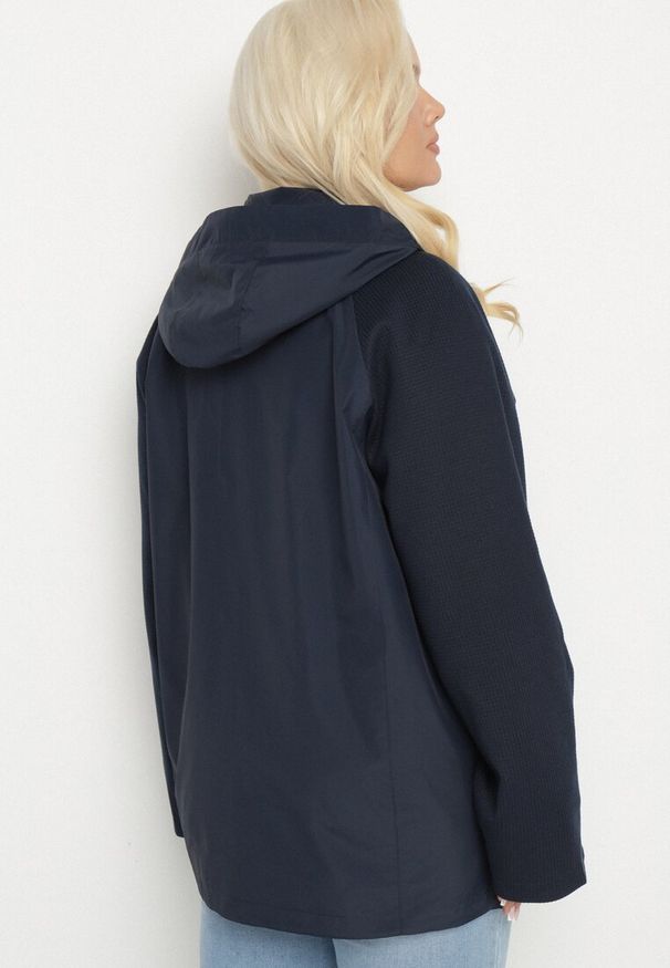 Born2be - Granatowa Kurtka Wiatrówka z Odpinanym Kapturem i Ściągaczami Arseli. Okazja: na co dzień, na spacer. Kolekcja: plus size. Kolor: niebieski. Materiał: poliester, jeans. Długość rękawa: długi rękaw. Długość: długie. Styl: casual, elegancki