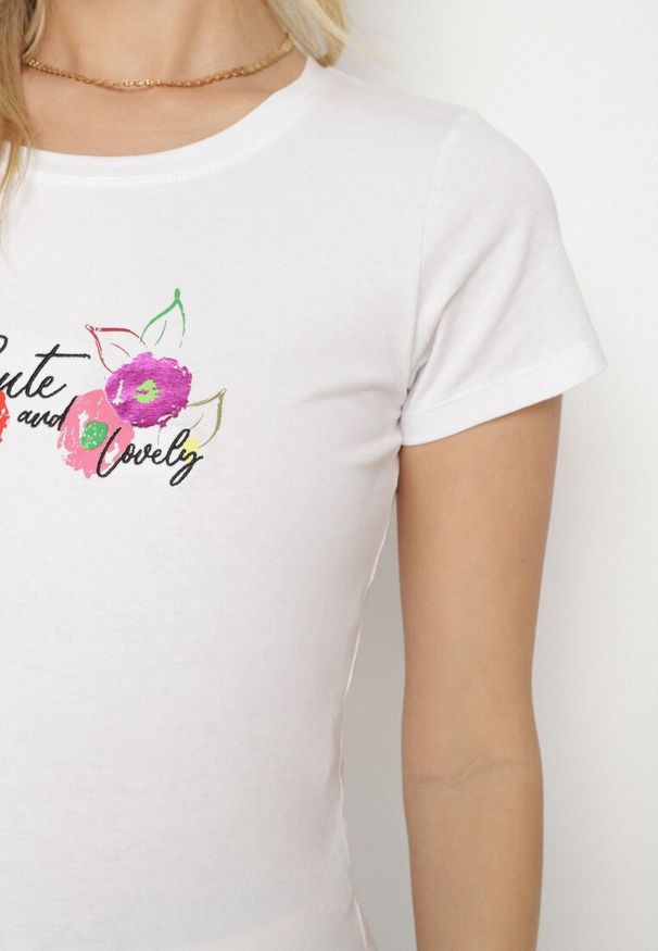 Born2be - Biało-Różowy T-shirt z Bawełny z Ozdobnym Nadrukiem Zaromeira. Okazja: na co dzień. Kolor: biały. Materiał: bawełna. Wzór: nadruk. Styl: klasyczny, elegancki, casual