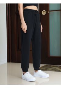 Sinsay - Spodnie dresowe bawełniane - czarny. Kolor: czarny. Materiał: bawełna, dresówka #1