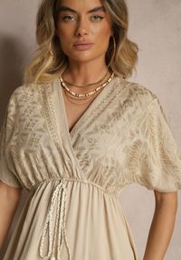 Renee - Beżowa Wiskozowa Sukienka Boho o Kopertowym Kroju z Metalicznym Haftem Redeselle. Okazja: na co dzień. Typ kołnierza: dekolt w serek. Kolor: beżowy. Materiał: wiskoza. Wzór: haft. Typ sukienki: kopertowe. Styl: boho