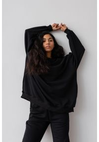Marsala - Bluza typu oversize o przedłużonym kroju kolor TOTALLY BLACK HUSH BY MARSALA. Materiał: dresówka, bawełna, jeans, dzianina, materiał, elastan. Styl: sportowy