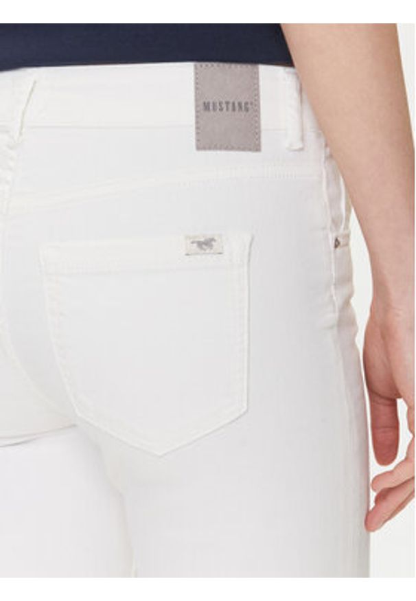 Mustang Jeansy Shelby 1016183 Biały Skinny Fit. Kolor: biały