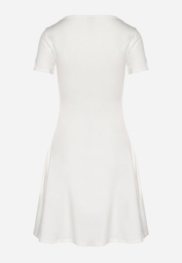 Born2be - Biała Rozkloszowana Sukienka z Wiskozą i Kwadratowym Dekoltem Milirella. Okazja: na co dzień. Typ kołnierza: dekolt kwadratowy. Kolor: biały. Materiał: wiskoza. Styl: klasyczny, casual, elegancki