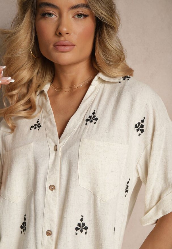 Renee - Biało-Czarna Luźna Koszula z Wzorem Boho z Lnu i Wiskozy Karisna. Okazja: na co dzień. Typ kołnierza: kołnierzyk klasyczny, dekolt w kształcie V. Kolor: biały. Materiał: len, wiskoza. Długość rękawa: krótki rękaw. Długość: krótkie. Sezon: lato. Styl: boho