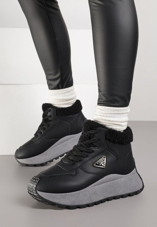Renee - Czarne Sneakersy Śniegowce Vices na Platformie Ozdobione Trójkątną Aplikacją Ficebia. Okazja: na co dzień. Kolor: czarny. Materiał: skóra, jeans. Wzór: aplikacja. Obcas: na platformie