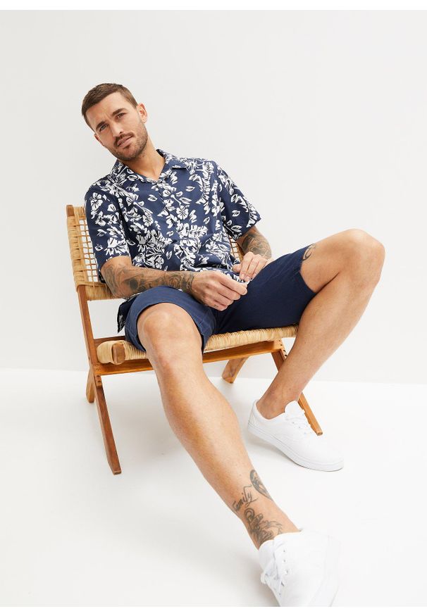 bonprix - Koszula z krótkim rękawem, z nadrukiem w hawajskim stylu. Kolor: niebieski. Długość rękawa: krótki rękaw. Długość: krótkie. Wzór: nadruk. Sezon: lato
