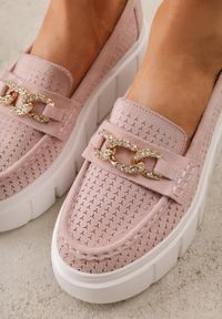 Renee - Różowe Perforowane Mokasyny ze Skóry Naturalnej z Aplikacją na Platformie Heilarta. Kolor: różowy. Materiał: skóra. Szerokość cholewki: normalna. Wzór: aplikacja. Obcas: na platformie #2