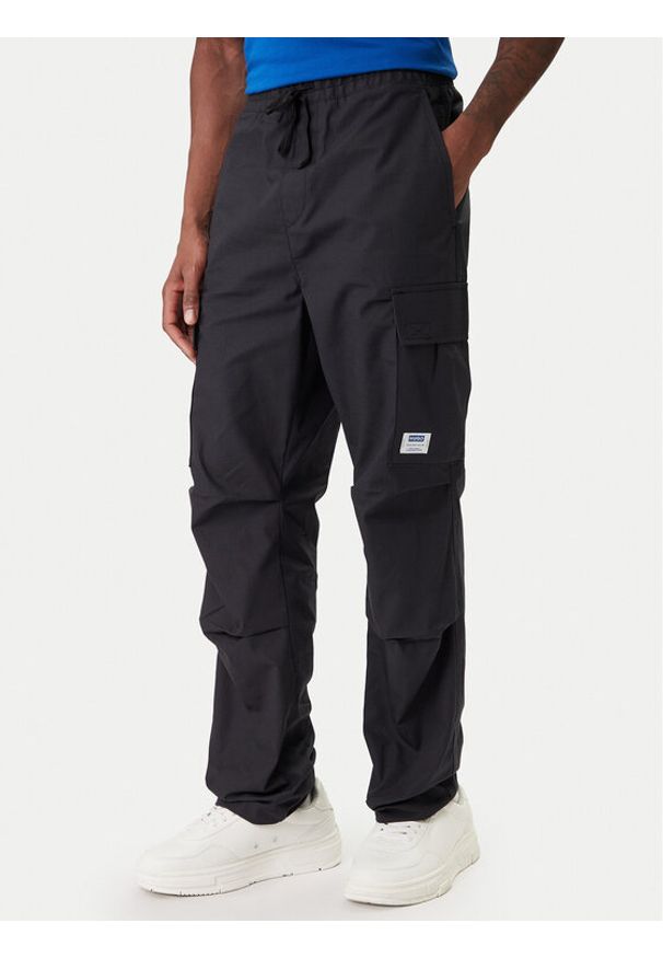 Hugo - HUGO Spodnie materiałowe Gadic242 50545643 Czarny Relaxed Fit. Kolor: czarny. Materiał: bawełna