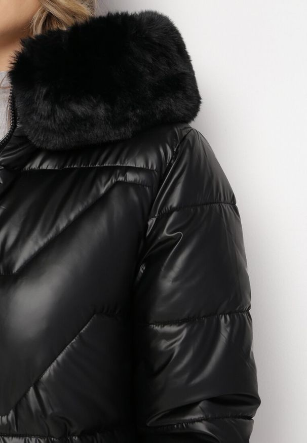 Born2be - Czarna Pikowana Kurtka z Kapturem i Futerkiem Sahria. Okazja: na co dzień. Typ kołnierza: kaptur. Kolor: czarny. Materiał: futro. Sezon: zima. Styl: klasyczny, casual, elegancki