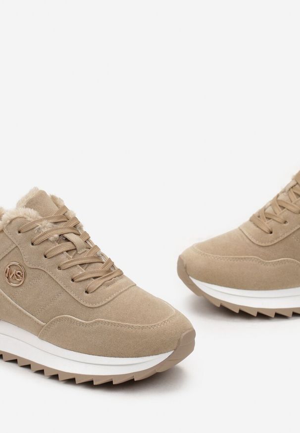 Born2be - Ciemnobeżowe Sneakersy na Platformie z Futerkiem Egiapia. Okazja: na co dzień. Nosek buta: okrągły. Kolor: beżowy. Materiał: futro. Obcas: na platformie