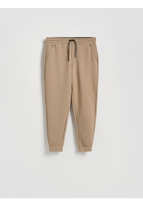 Reserved - Spodnie dresowe slim fit - beżowy. Kolor: beżowy. Materiał: dresówka
