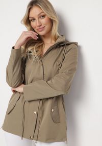 Born2be - Zielona Kurtka Parka z Odpinanym Kapturem i Ozdobnymi Suwakami Velotia. Okazja: na co dzień. Kolor: zielony. Materiał: jeans, koronka. Długość rękawa: długi rękaw. Długość: długie. Wzór: koronka. Styl: klasyczny, casual, elegancki #4