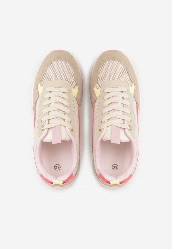 Renee - Ciemnobeżowe Sneakersy z Siateczką i Modnymi Wstawkami Corona. Okazja: na co dzień. Kolor: beżowy. Materiał: jeans