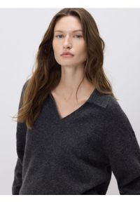 Reserved - Sweter z kołnierzykiem - ciemnoszary. Kolor: szary. Materiał: dzianina. Wzór: gładki