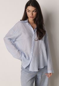 Born2be - Niebieska Koszula o Kroju Oversize z Tencelu w Paski Ozdobiona Haftem Tidine. Okazja: na co dzień, na spotkanie biznesowe, do pracy. Kolor: niebieski. Materiał: jeans, poliester. Wzór: aplikacja, haft, paski. Styl: biznesowy, casual #1