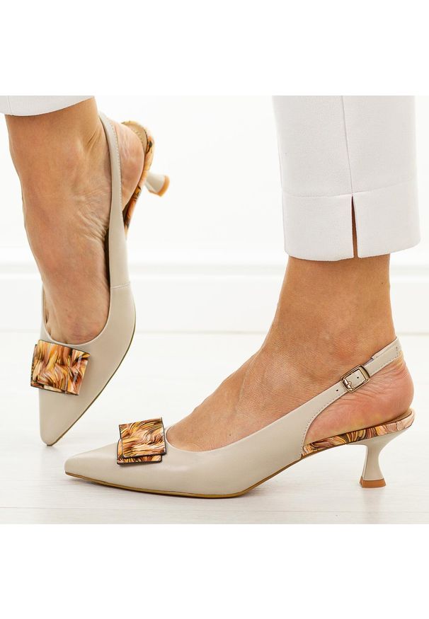 Beżowe skórzane sandały damskie DiA 2006. Okazja: na wesele, na ślub cywilny. Kolor: beżowy. Materiał: skóra. Wzór: kolorowy, aplikacja. Sezon: wiosna, lato. Obcas: na obcasie. Styl: klasyczny, elegancki. Wysokość obcasa: średni