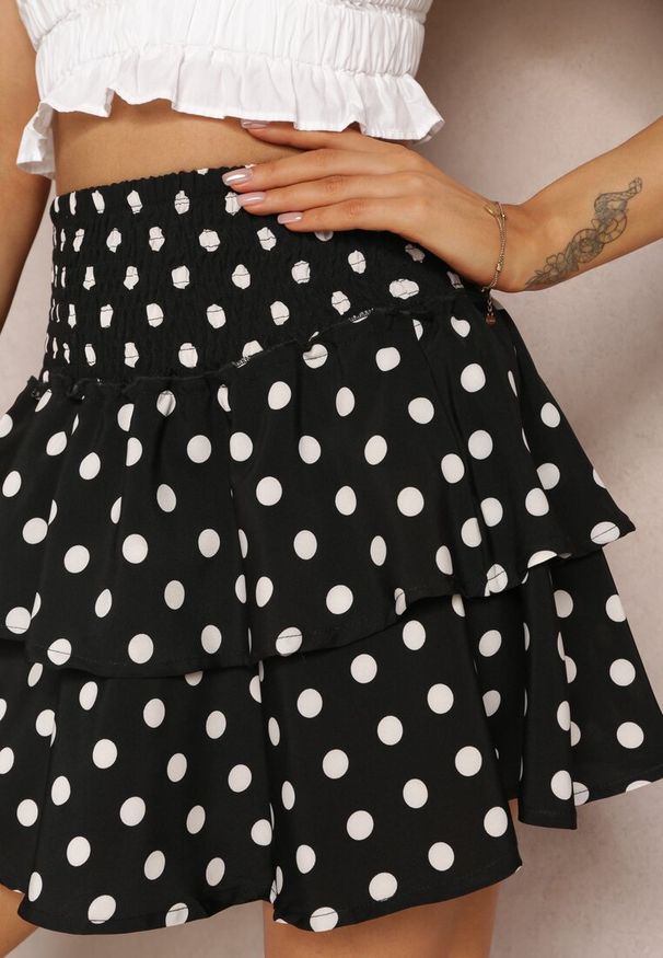 Renee - Czarna Krótka Spódnica z Falbankami i Printem w Kropki Xalisa. Kolor: czarny. Długość: krótkie. Wzór: kropki, nadruk. Sezon: lato
