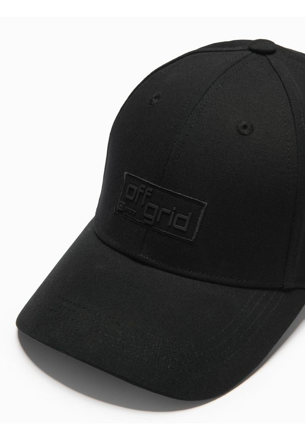 Ombre Clothing - Czapka męska bejsbolówka z daszkiem i prostokątną naszywką – czarna V1. Kolor: czarny. Materiał: bawełna. Wzór: aplikacja. Styl: klasyczny, sportowy, casual, elegancki