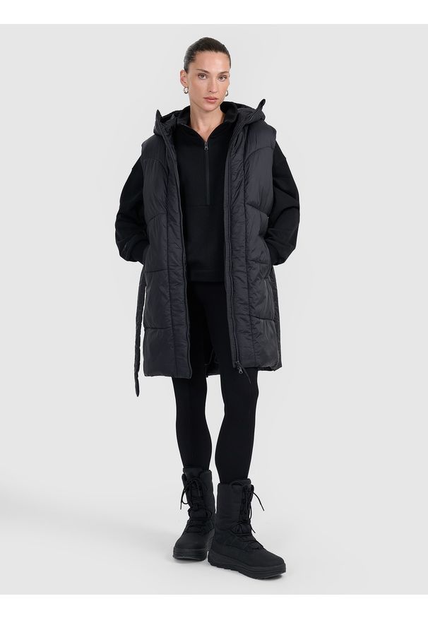 4f - 4F Długi bezrękawnik puchowy z wypełnieniem syntetycznym damski - czarny XS. Okazja: na co dzień. Typ kołnierza: kaptur. Kolor: czarny. Materiał: puch, syntetyk. Długość rękawa: bez rękawów. Długość: długie. Wzór: gładki. Styl: casual