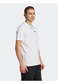 Adidas - adidas T-Shirt IL2648 Biały Regular Fit. Kolor: biały. Materiał: bawełna #12